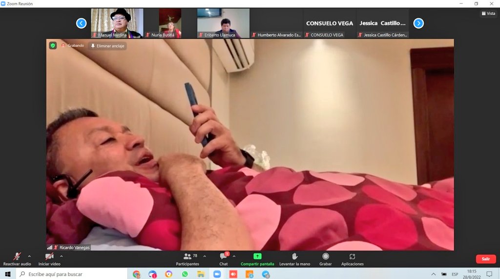 relicheandres's tweet photo. EL ARROPADO

En plena sesión para aprobar el juicio político contra los vocales de @CJudicaturaEc, el asambleísta @Ricardo_Vanegas aparece acostado en una cama, cómodamente, y arropado en una colorida y suigéneris colcha. https://t.co/H8wYfvmmZy