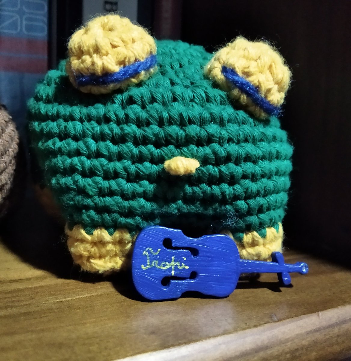 FiddlerToad's tweet photo. This is Tropi made for the best mod one could ask for, @kukaoka, as one of the founders of the channel. I was asked a sleepy or grumpy toad, i went with sleepy. I chose the colors of the Brazilian flag since i had no particular indication on this matter and Kukaoka is Brazilian! https://t.co/Zg1P0YoHkA