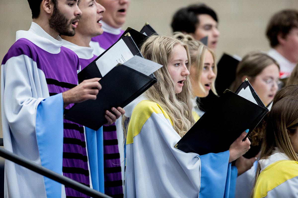 HopeCollege's tweet photo. Opening Convocation marks the official start of fall semester. Welcome to Hope, Class of 2026! #Hope2026 https://t.co/XJlHnG6POL