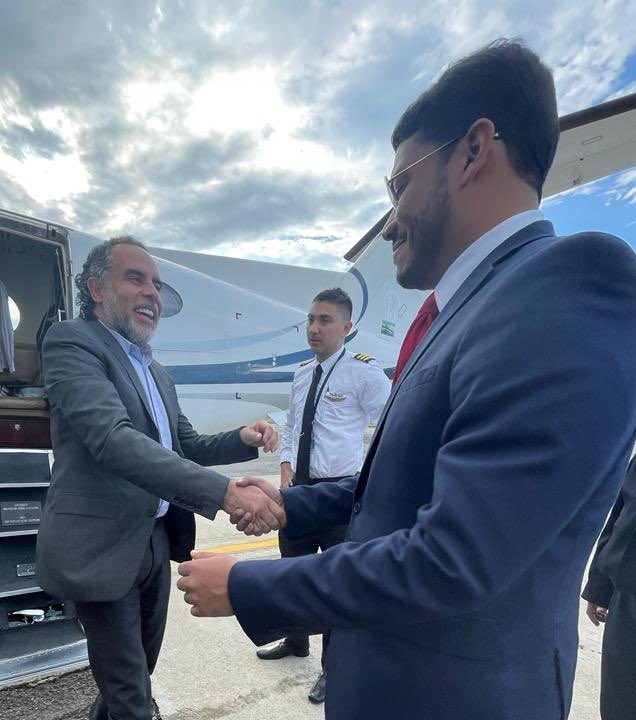 Recibimos con entusiasmo al Embajador de Colombia en nuestro país, Armando Benedetti <a href="/AABenedetti/">Armando Benedetti</a> confiados y llenos de esperanza de que este será un nuevo comienzo para profundizar los lazos de hermandad y cooperación entre nuestros pueblos y así avanzar juntos al futuro.