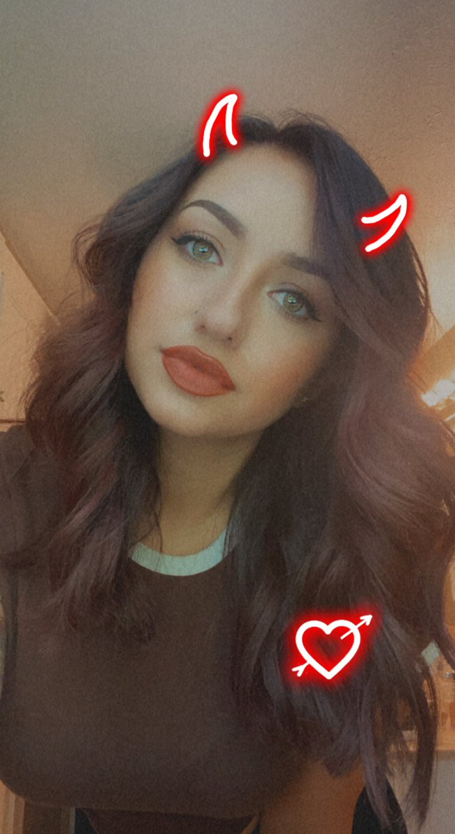 TiaraRose1996's tweet photo. This girl has burgundy hair now 😍 https://t.co/4KRbGW7t3k