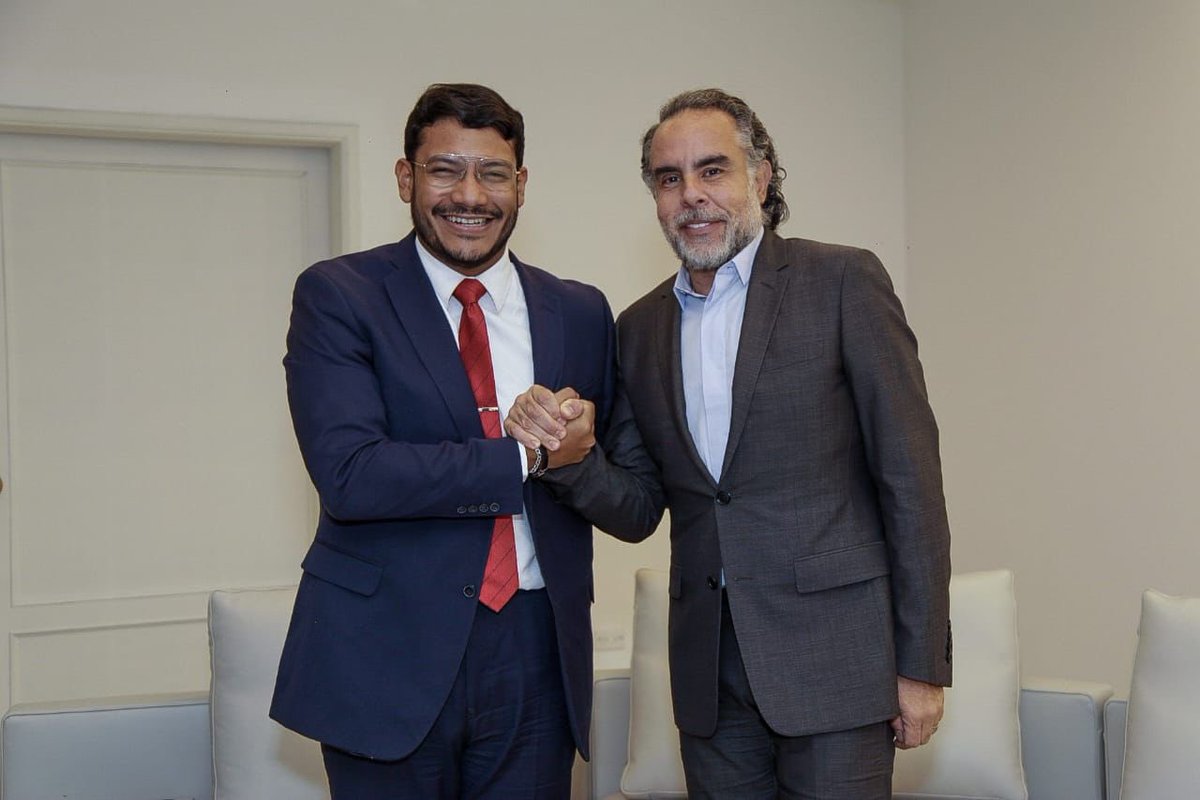 infopresidencia's tweet photo. Con la llegada del Embajador @AABenedetti a Caracas, ratificamos la voluntad del #GobiernoDelCambio con el restablecimiento de las relaciones con Venezuela y la atención a los colombianos. Empezamos a trabajar por la reconstrucción del tejido social y humano que nos une.🇨🇴🇻🇪 https://t.co/FMGXzqMYH1