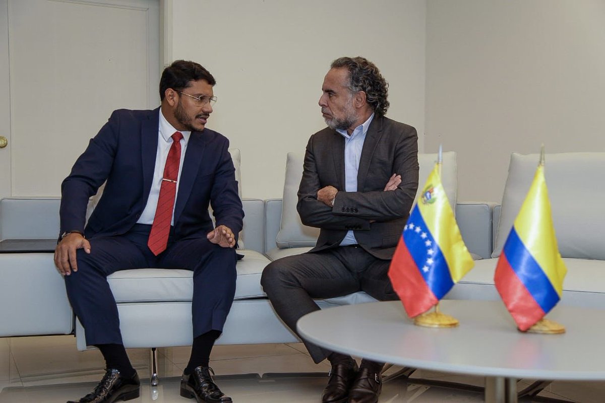 infopresidencia's tweet photo. Con la llegada del Embajador @AABenedetti a Caracas, ratificamos la voluntad del #GobiernoDelCambio con el restablecimiento de las relaciones con Venezuela y la atención a los colombianos. Empezamos a trabajar por la reconstrucción del tejido social y humano que nos une.🇨🇴🇻🇪 https://t.co/FMGXzqMYH1