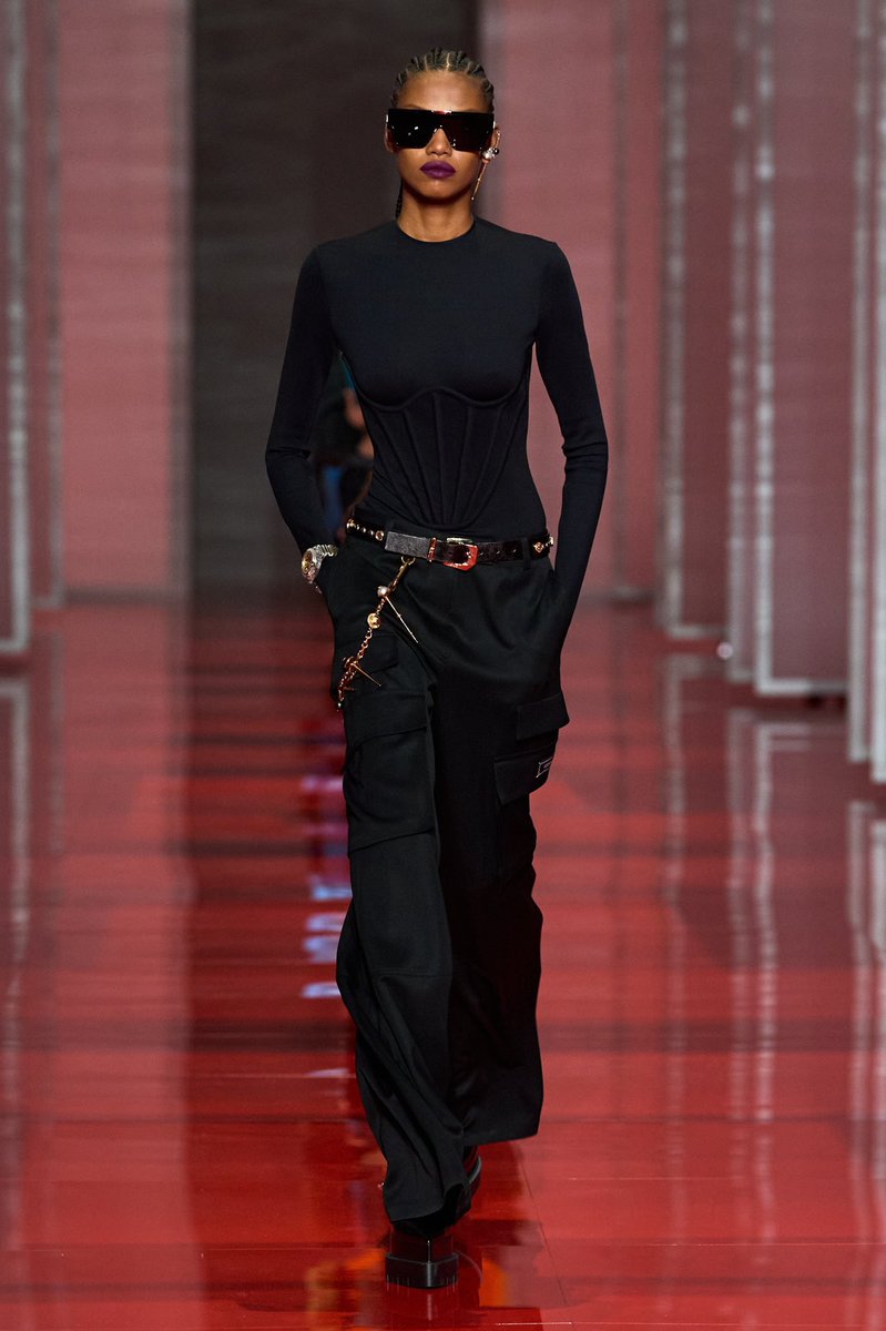 fashionfaguette's tweet photo. Avril Lavigne wearing Versace RTW F/W 2022 https://t.co/5kD265kCJV