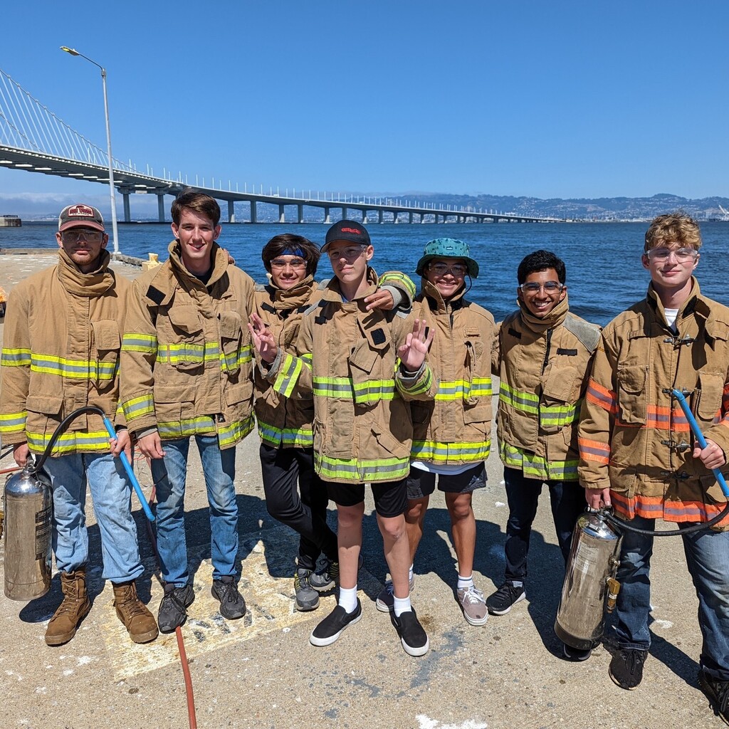 SSSGryphon's tweet photo. We had a great day at Safety at Sea 2022! We enjoyed learning and practicing skills, such as lighting flares and using a fire extinguisher. Thank you to the US Coast Guard Sector San Francisco for letting us use their base and helping teach today!

#seascouts #safetyatseatra… https://t.co/OlJ5XVXvIc
