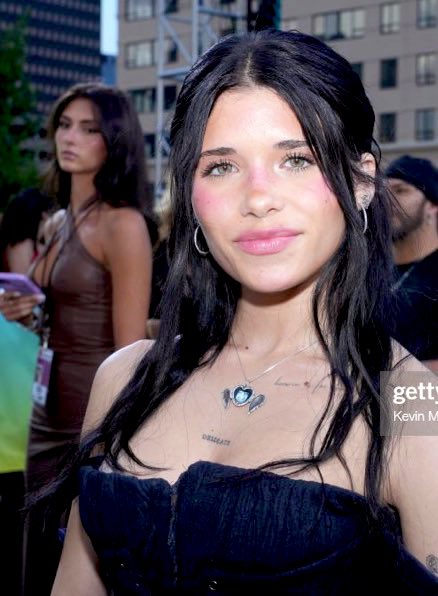 ness has such a pretty face and i love what the girl in the back is wearing :)