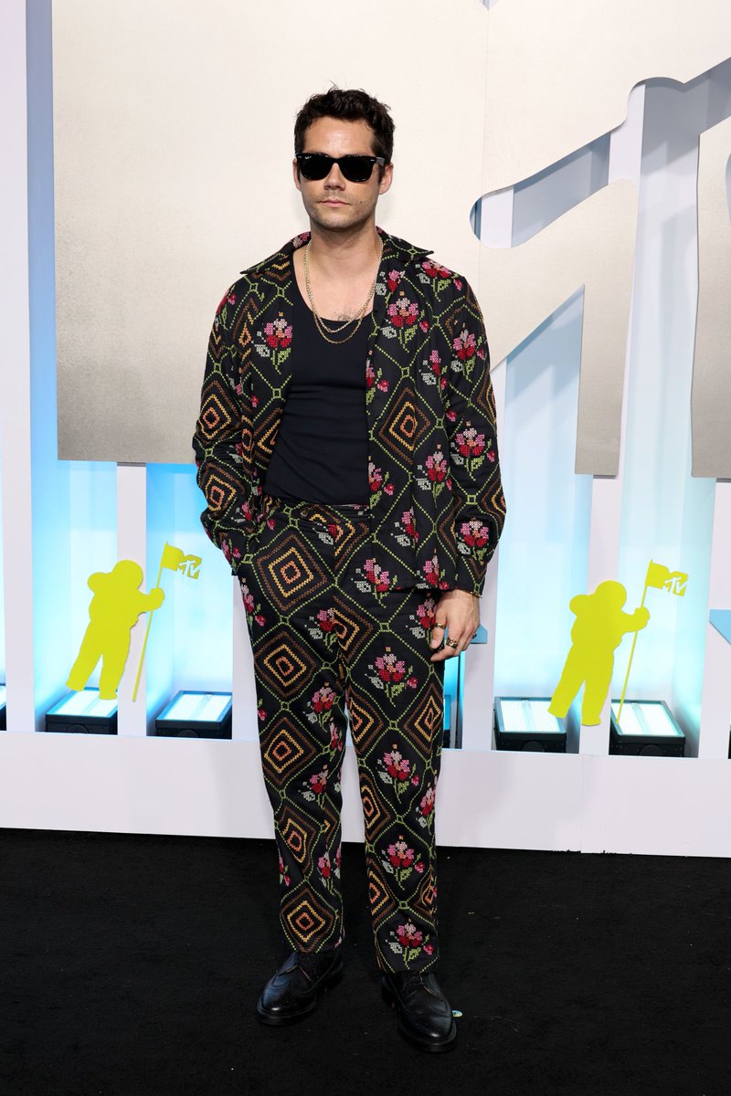 dylanobrienbr's tweet photo. Dylan O'Brien está lindo (como sempre 🥵) no black carpet do #VMAs https://t.co/J5zEO3iR4R
