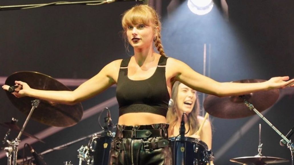 ndoye_nene's tweet photo. Taylor swift 2022. https://t.co/Ric1JSqZaA