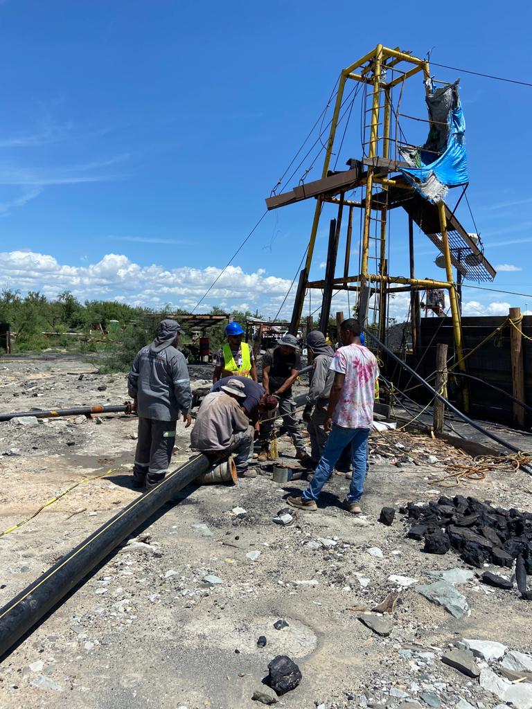 conagua_mx's tweet photo. A través de las #Brigadas #PIAE de la #Conagua, se mantienen acciones de apoyo en las tareas interinstitucionales que se realizan en la mina el Pinabete, en el municipio de Sabinas, #Coahuila, bajo la coordinación del Sistema Nacional de #ProtecciónCivil https://t.co/c0uXgrVzxN