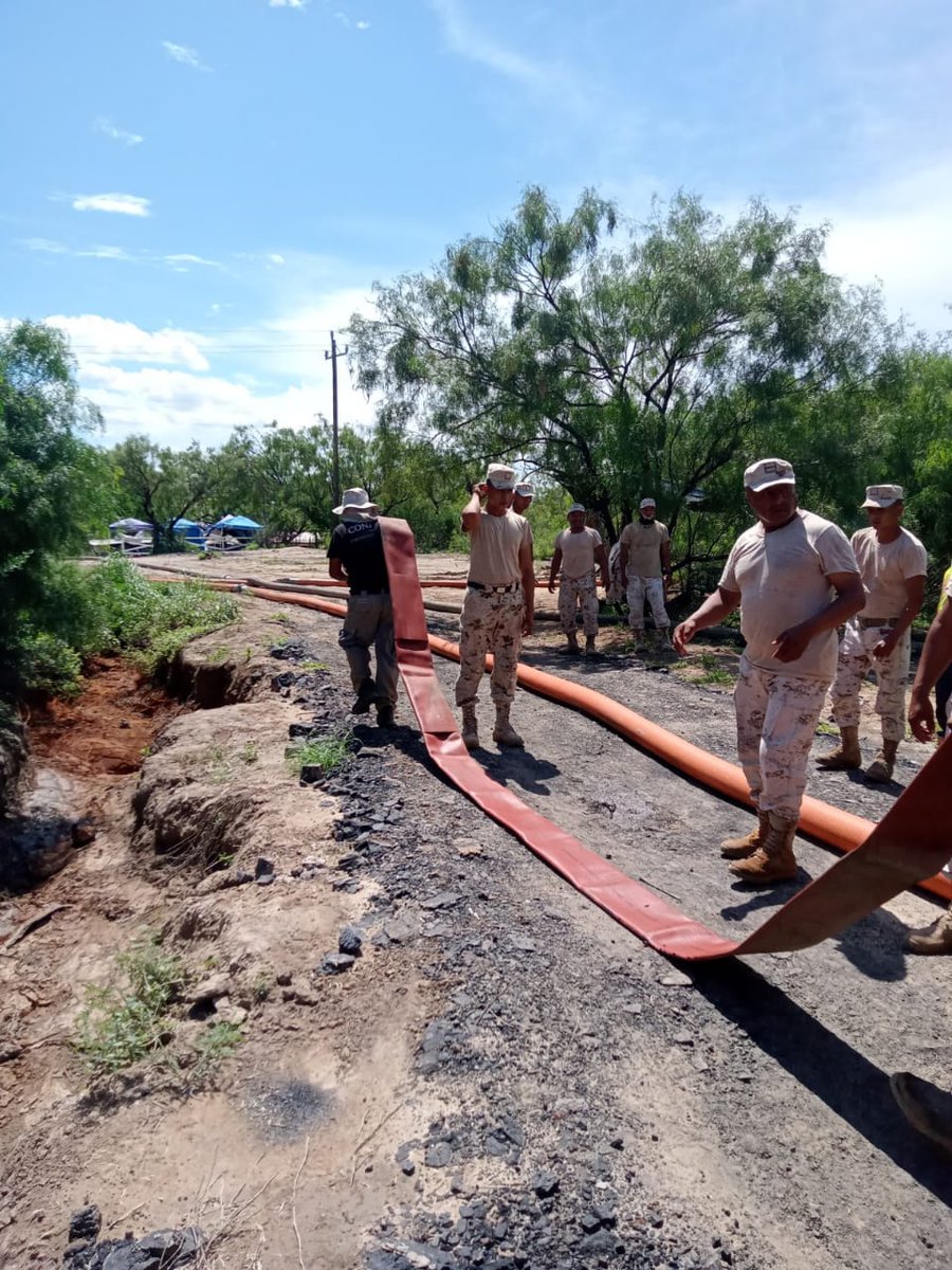 conagua_mx's tweet photo. A través de las #Brigadas #PIAE de la #Conagua, se mantienen acciones de apoyo en las tareas interinstitucionales que se realizan en la mina el Pinabete, en el municipio de Sabinas, #Coahuila, bajo la coordinación del Sistema Nacional de #ProtecciónCivil https://t.co/c0uXgrVzxN