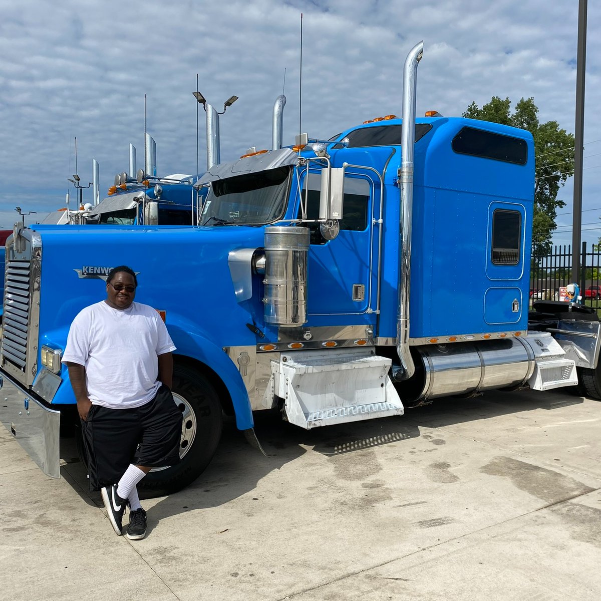 OhioTruckSales's tweet photo. Enjoy your new #Kenworth Eric Davenport Trucking LLC! Thank you for your business! #kenworthsofinstagram #semi #semitruck #largecar #bigrig #semisforsale #SOLD #chrome #largecarsmafia #trucksforsale #truckersofinstagram #semitrucksforsale #kenworthlargecars #truckstop #18wheels https://t.co/akHaYOOcVl