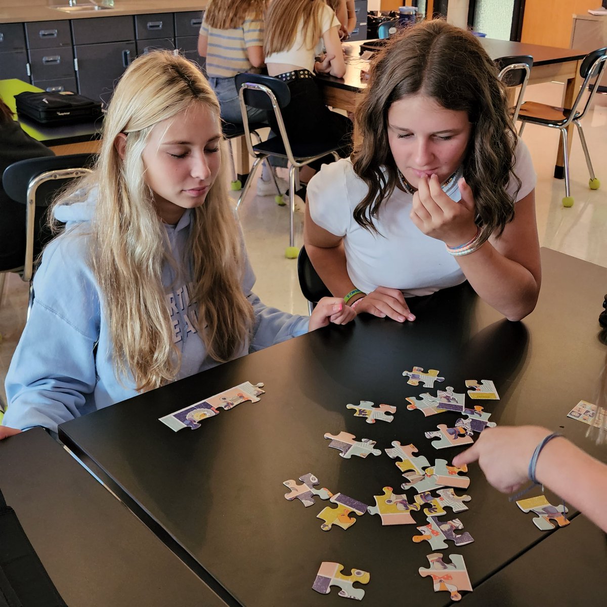 mshagenscience's tweet photo. Long time, no Tweet....but I'd LOVE to share some Day 1 pics! Groups worked together to build a puzzle. Only one student could touch the pieces AND that one student had to keep their eyes closed! Communication is key in this activity! #bhwarriorpride #Aim2Empower https://t.co/zUYG31Xap2