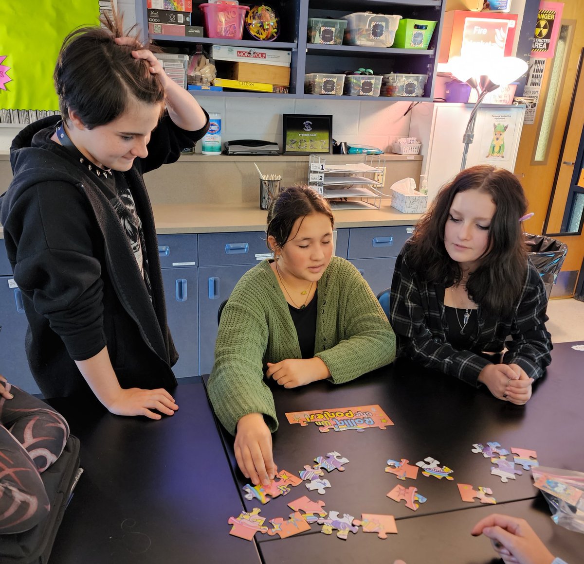 mshagenscience's tweet photo. Long time, no Tweet....but I'd LOVE to share some Day 1 pics! Groups worked together to build a puzzle. Only one student could touch the pieces AND that one student had to keep their eyes closed! Communication is key in this activity! #bhwarriorpride #Aim2Empower https://t.co/zUYG31Xap2