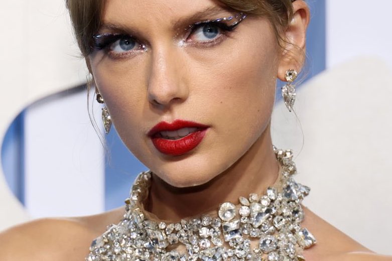 WORLDMUSICAWARD's tweet photo. Taylor makes Superstar arrival at the VMAs shimmering in #OscardelaRenta, up for 5 Awards for her self-directed #AllTooWellTheShortFilm starring #SadieSink including #videooftheyear, #Bestlongformvideo, #BestCinematrography, #BestDirection &amp; #BestEditing!✨🌟🏆🏆🏆🏆🏆🐐👑💛 https://t.co/4x7quNtfRP