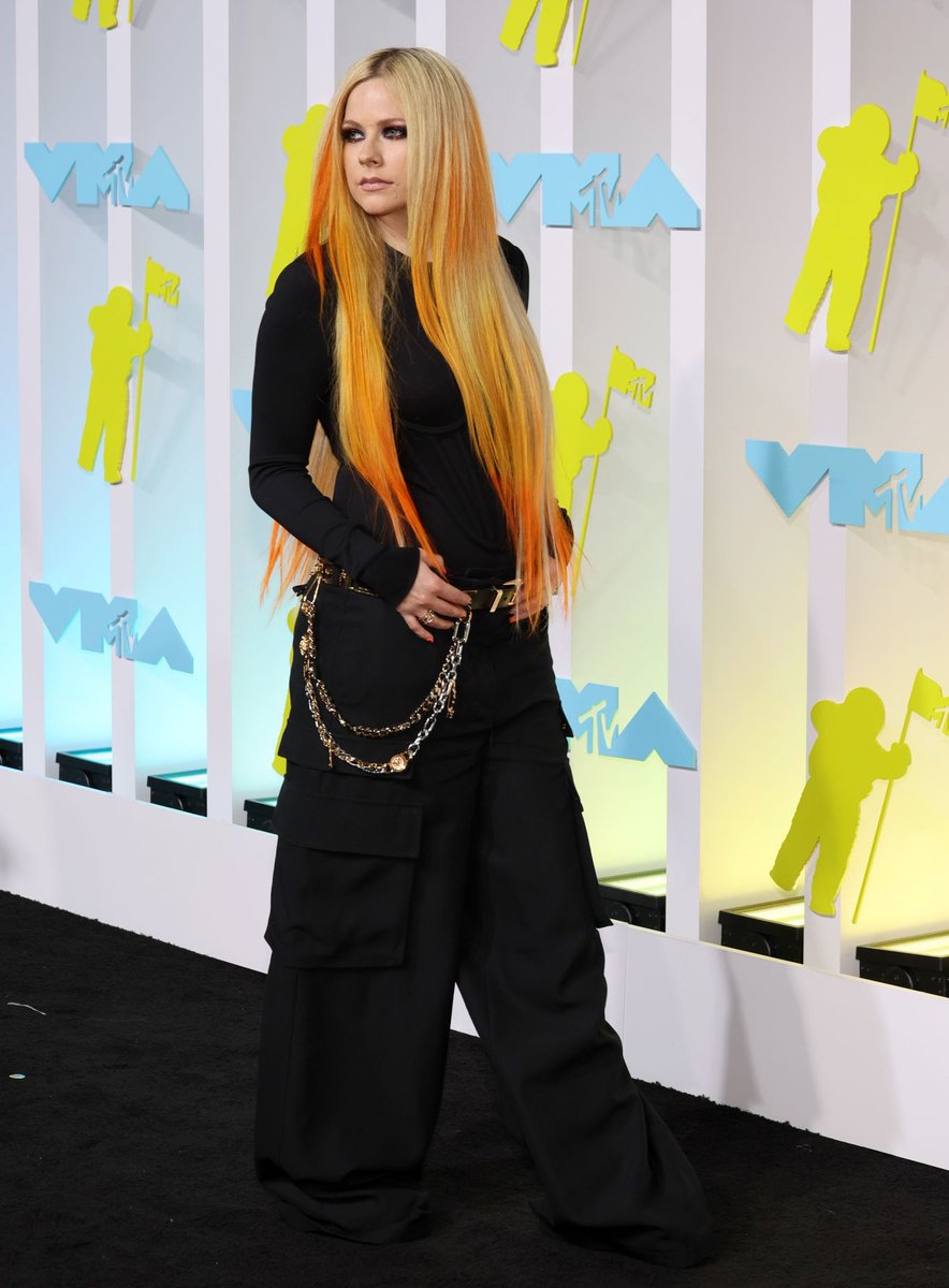 2000sthetic's tweet photo. avril lavigne wearing versace fall 2022 at the #VMAs https://t.co/EGdotmSSoz
