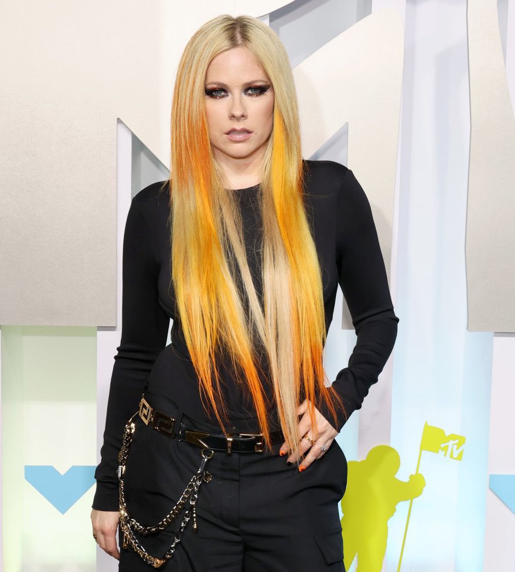 2000sthetic's tweet photo. avril lavigne wearing versace fall 2022 at the #VMAs https://t.co/EGdotmSSoz