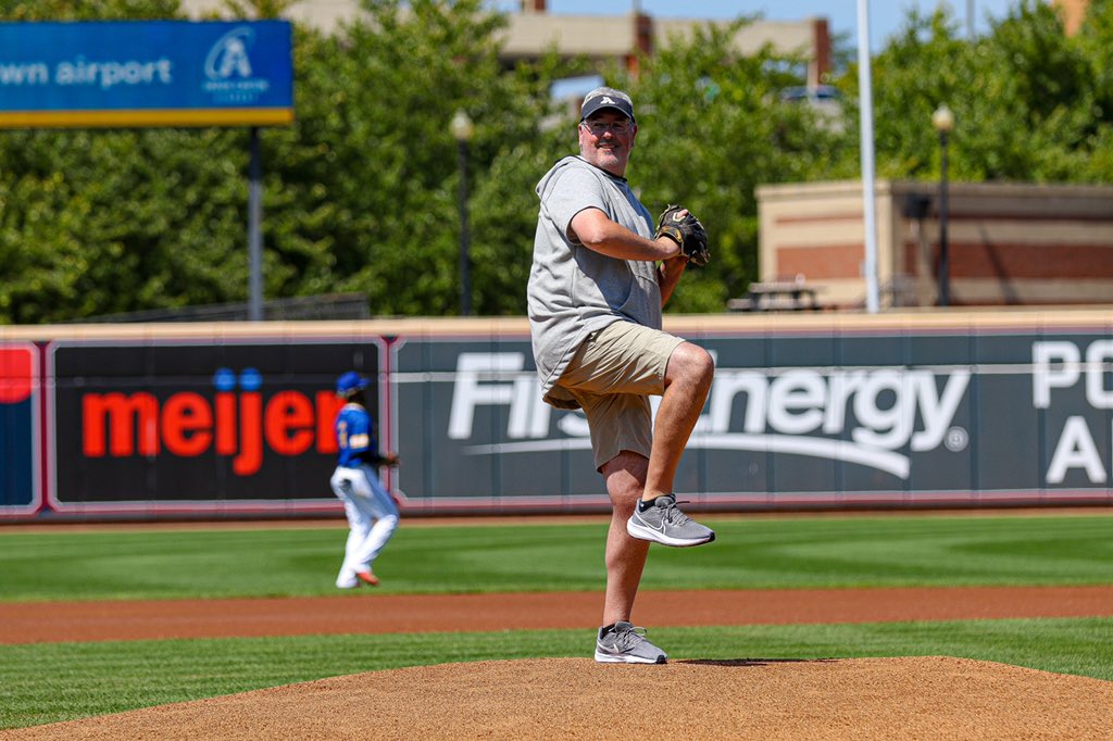ZipsFB's tweet photo. 1️⃣st Pitch at Canal Park 🏟 

@zipsfb➕@akronrubberduck‼️🤝

#ZipEmup 🔵🤐🦘🏈
#quAkron 🦆⚾️ https://t.co/2M2NUii9re
