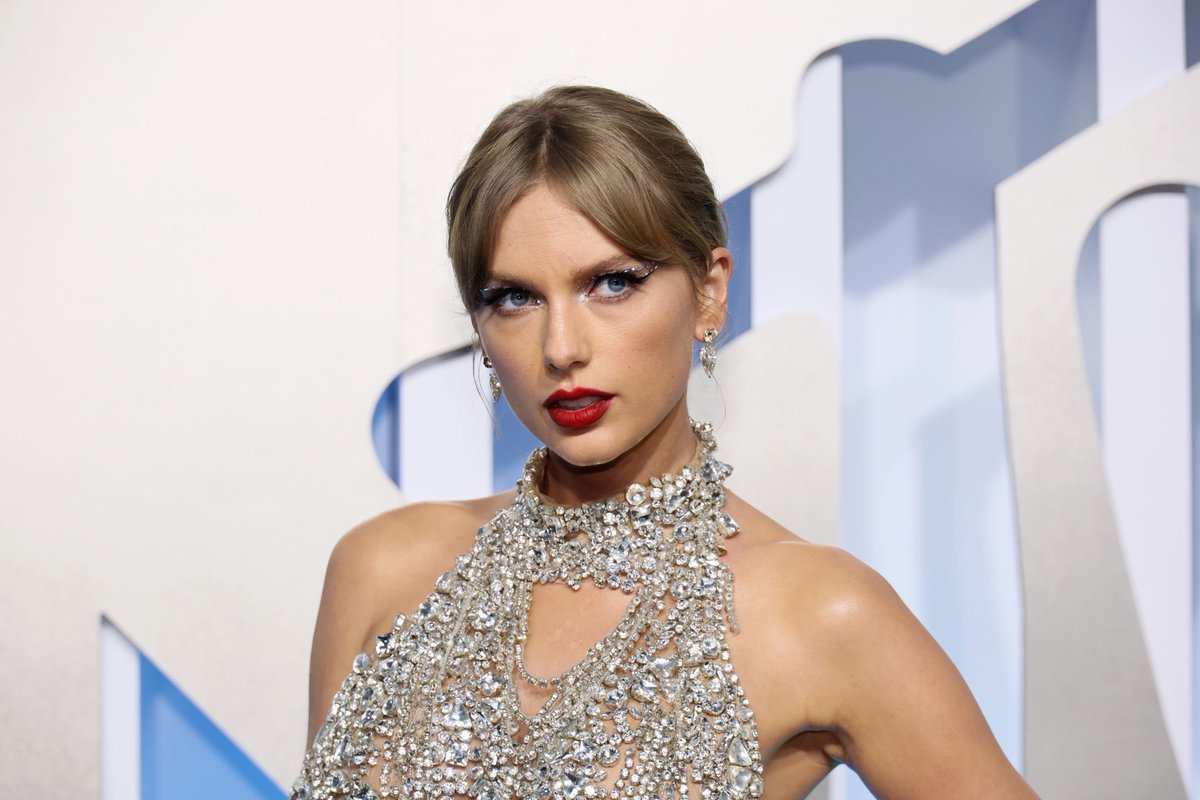 WORLDMUSICAWARD's tweet photo. Taylor makes Superstar arrival at the VMAs shimmering in #OscardelaRenta, up for 5 Awards for her self-directed #AllTooWellTheShortFilm starring #SadieSink including #videooftheyear, #Bestlongformvideo, #BestCinematrography, #BestDirection &amp; #BestEditing!✨🌟🏆🏆🏆🏆🏆🐐👑💛 https://t.co/4x7quNtfRP