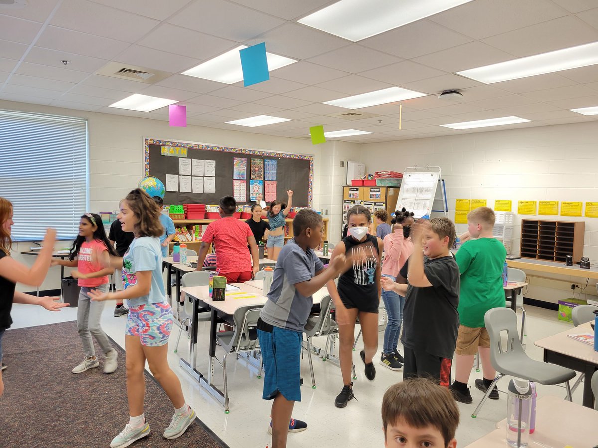 GregVeto92's tweet photo. Had a blast beginning to build our classroom community week 1! Can't wait for week 2! @CountrysideElem #tlap https://t.co/fppE9GNHBB
