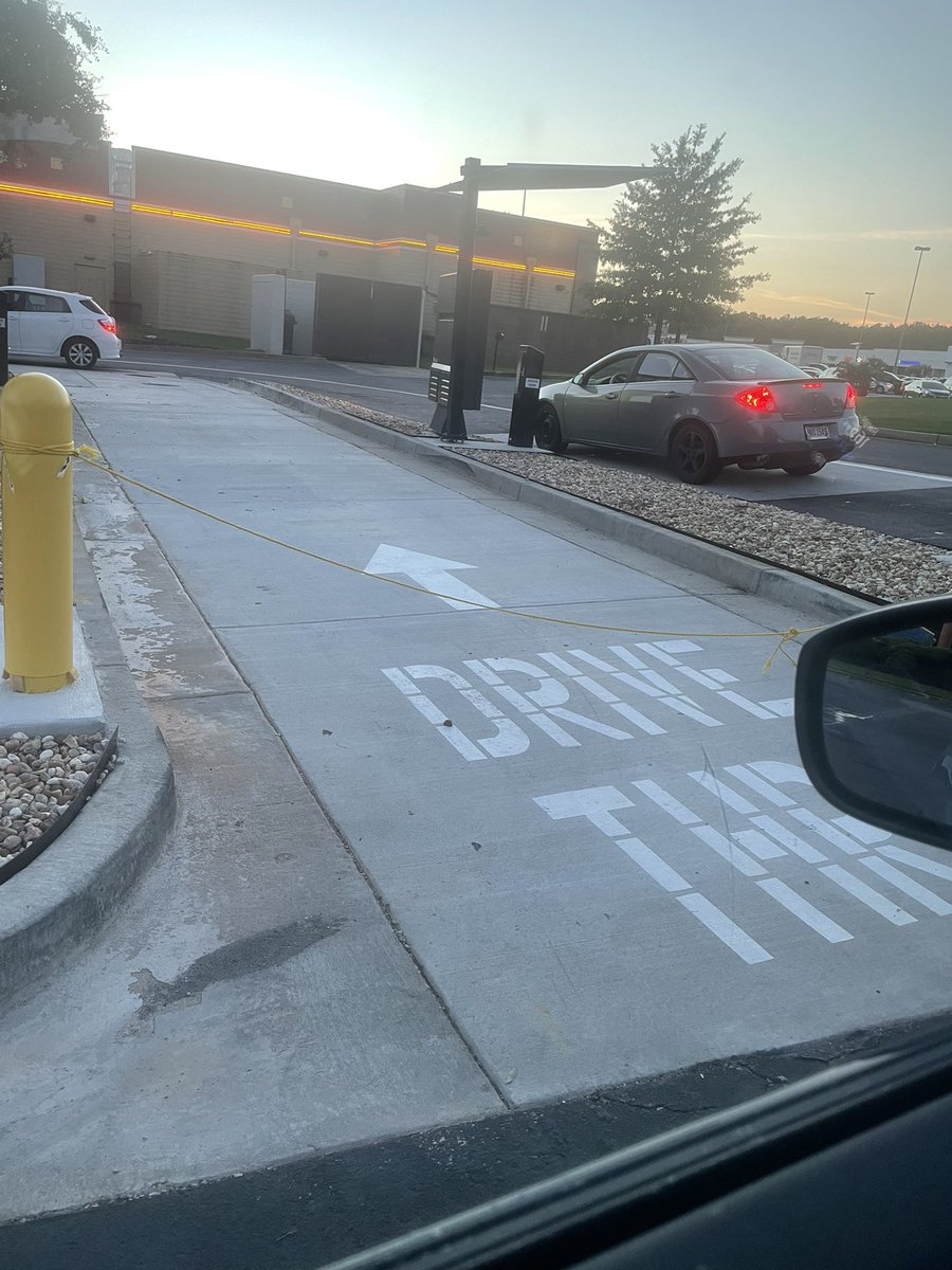 matprime's tweet photo. @tacobell Made my online order.  Lobby closed.  Online pickup line roped off.  How is this helpful? https://t.co/1FwSqwGt6k