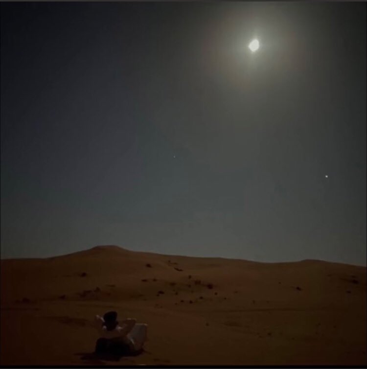 الا ياقمر يوم أكتمل نورك الوهّاج
تذكرت محبوبي وأنا ادور السجه.