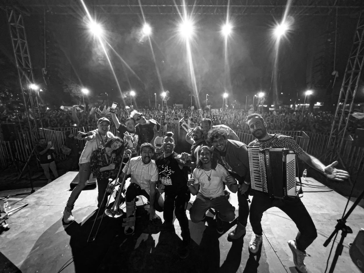 tomocomorey's tweet photo. #Apruebazo de #Renca gigante e inmensa convocatoria 🇨🇱♥️ estuvo hermoso el concierto! Gracias a tod@s por el tremendo aguante @pelaorodrigorc #danielaramirez #concierto ♥️🥰♥️🥰 estamos más felices !!! Vamos el #apruebo https://t.co/D2OYmiO9Y0