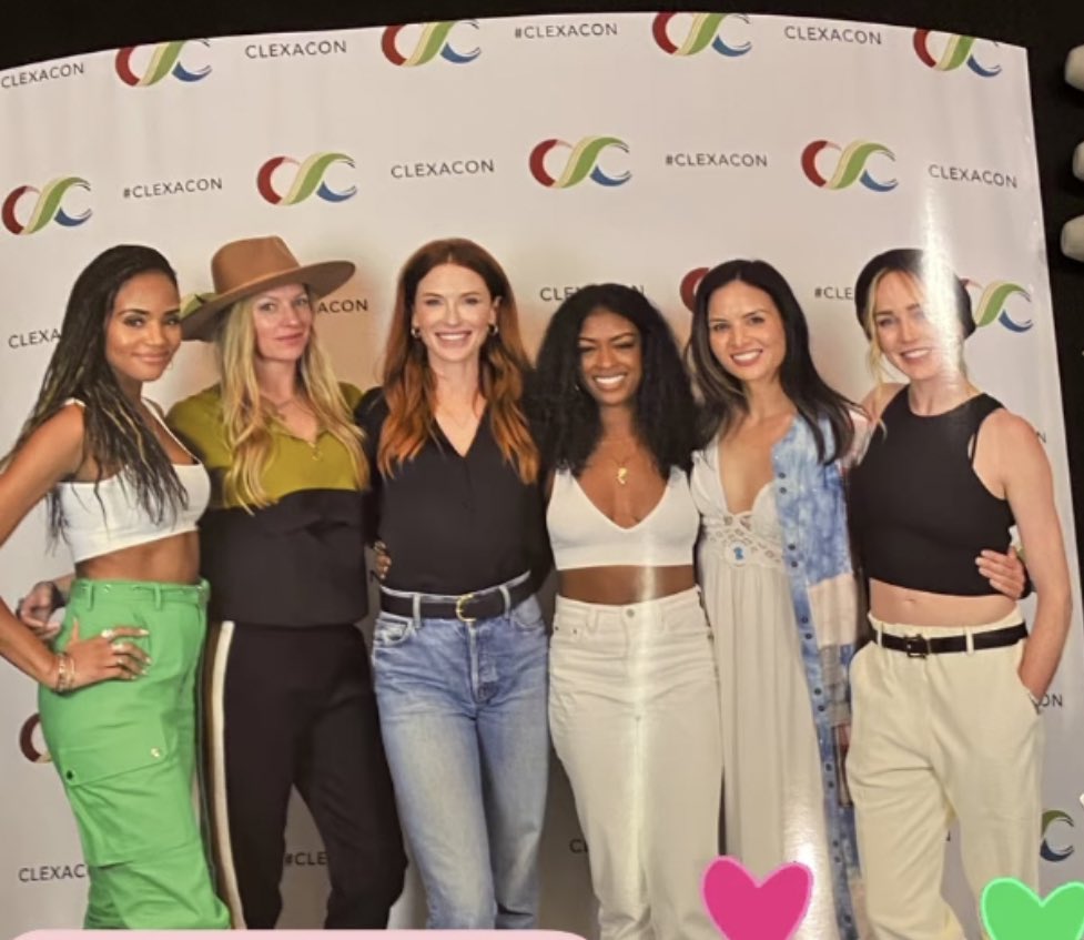 cinncmngirl's tweet photo. the legends of tomorrow x batwoman crossover i deserved https://t.co/dcYYTu2Ule