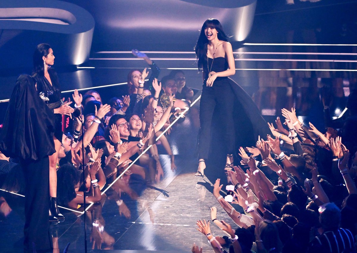 NaraLeeya's tweet photo. ใครยังไม่ลงรูปนี้ของ LISA ต้องมีประดับไทม์ไลน์นะทุกคน อิมแพคอิมใจที่ไม่ใช่แค่อิมแพคอารีน่า 

LALISA TAKES OVER VMAs #LisaHitsMTVStage #BLACKPINKInYourVMAs https://t.co/T8TWy0TtDF