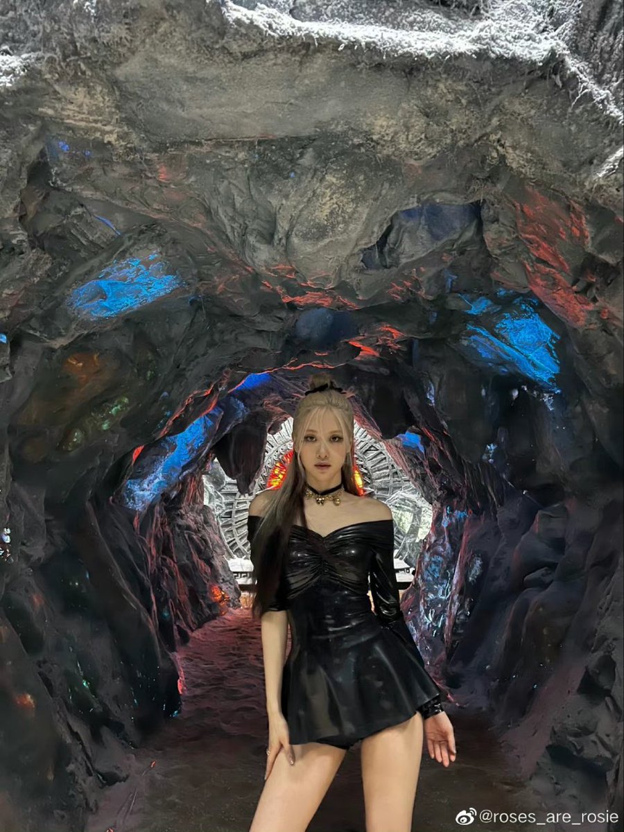 Rose14783111's tweet photo. 寻了半生的春天，你一笑便是了。
ROSÉ ROCKS THE VMAS
#BLACKPINKInYourVMAs https://t.co/6ORP0DmMh8