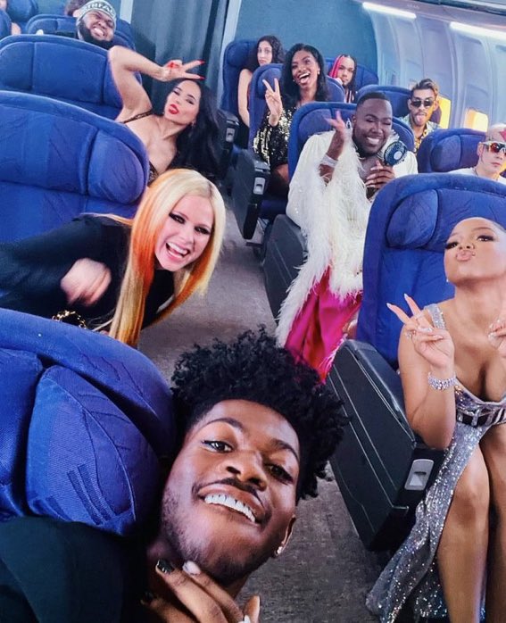 tracklist's tweet photo. PRIMEIRA CLASSE! Lil Nas X, Avril Lavigne, Chloe Bailey, Becky G e Saucy Santana estavam na performance de Jack Harlow no #VMAs https://t.co/IbNdHFvZl6