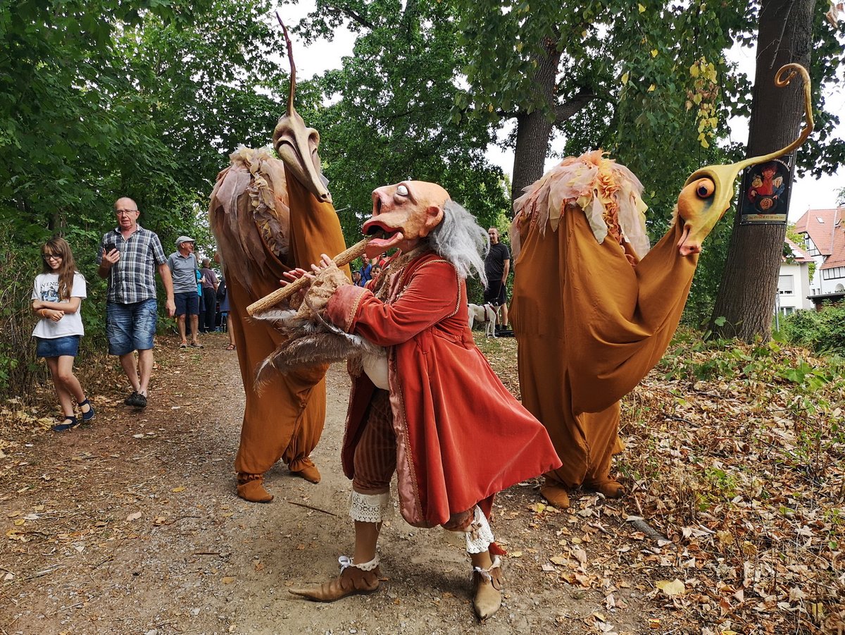 VDPVerband's tweet photo. Bei einem "Picknick im Park" am Theater der Nacht haben die Teilnehmer der 6. Deutschen Figurentheaterkonferenz in Northeim das Publikum verzaubert. Auf mehreren Bühnen und mit zahlreichen Walking-Acts präsentierten die Puppenspieler eine breite Vielfalt des Figurentheaters. https://t.co/xpWdcHTiW0