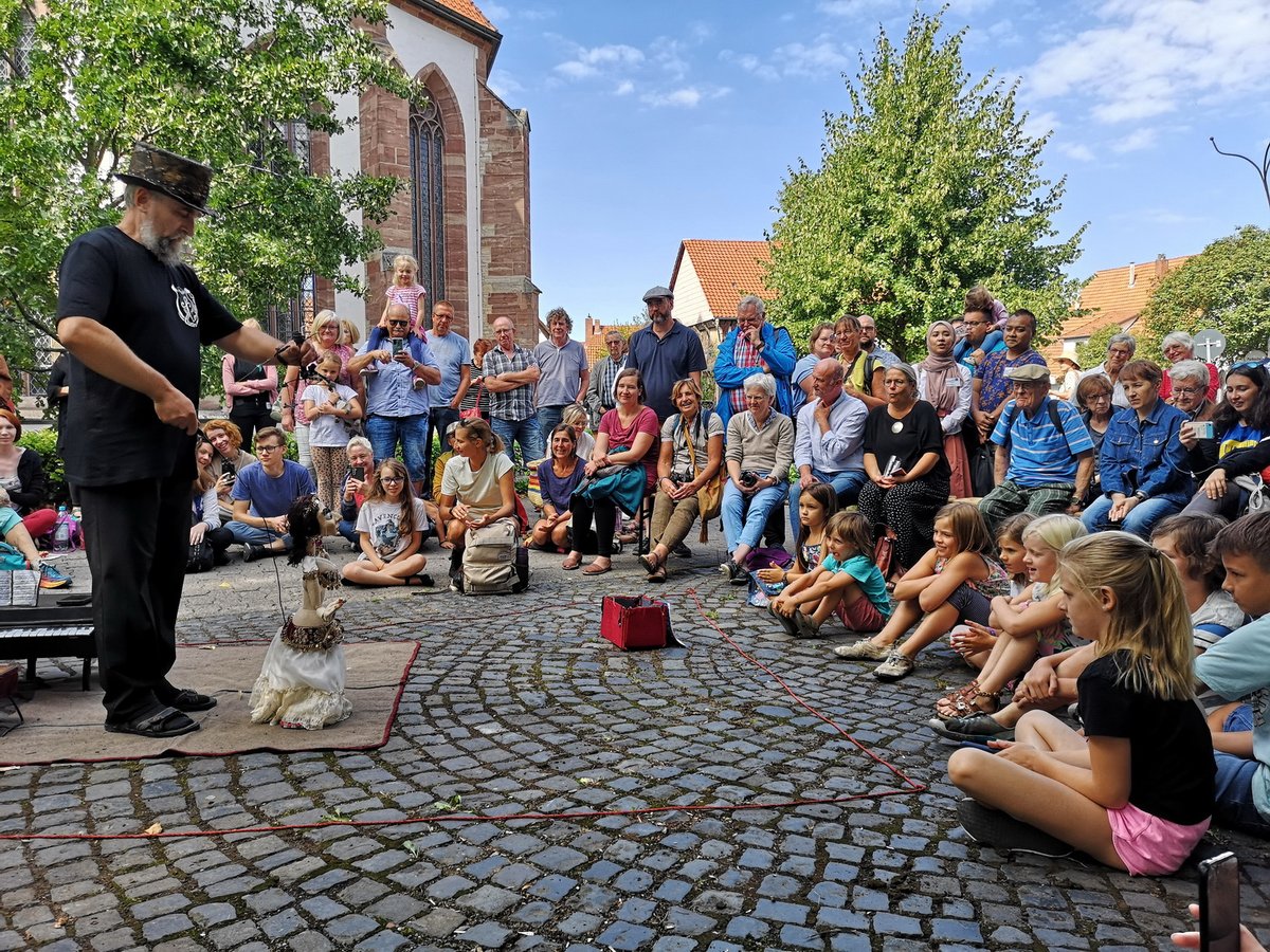 VDPVerband's tweet photo. Bei einem "Picknick im Park" am Theater der Nacht haben die Teilnehmer der 6. Deutschen Figurentheaterkonferenz in Northeim das Publikum verzaubert. Auf mehreren Bühnen und mit zahlreichen Walking-Acts präsentierten die Puppenspieler eine breite Vielfalt des Figurentheaters. https://t.co/xpWdcHTiW0