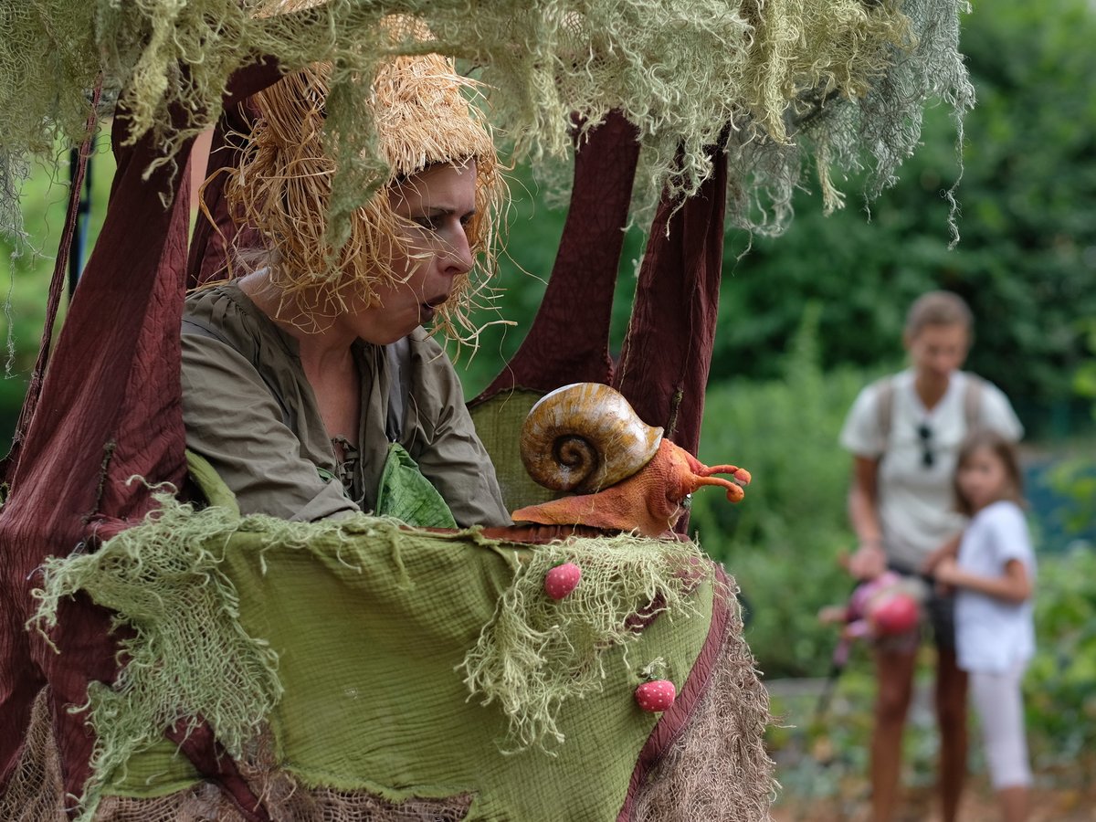 Bei einem "Picknick im Park" am Theater der Nacht haben die Teilnehmer der 6. Deutschen Figurentheaterkonferenz in Northeim das Publikum verzaubert. Auf mehreren Bühnen und mit zahlreichen Walking-Acts präsentierten die Puppenspieler eine breite Vielfalt des Figurentheaters.