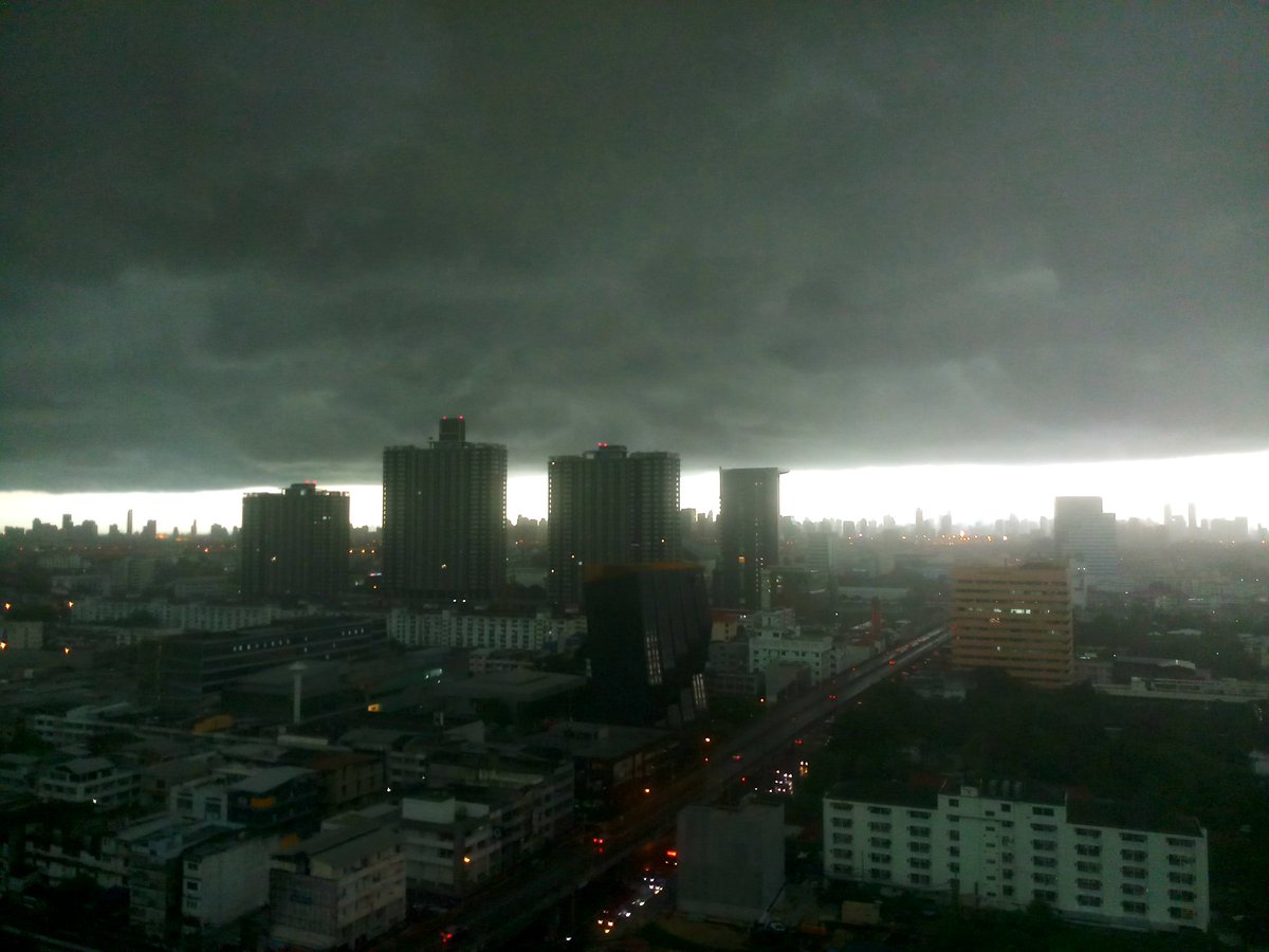 Sony1678Sri's tweet photo. @js100radio #รามคำแหง เช้านี้มืดน่ากลัวมาก https://t.co/X2XupgMew5