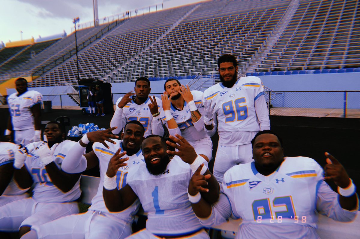 Jlewis_3232's tweet photo. Last ride 🤫‼️ we coming for it all this year 💍 #LLKD #gameweek #352made 📸: @cierra.cphotostre https://t.co/j2wJWS0suE