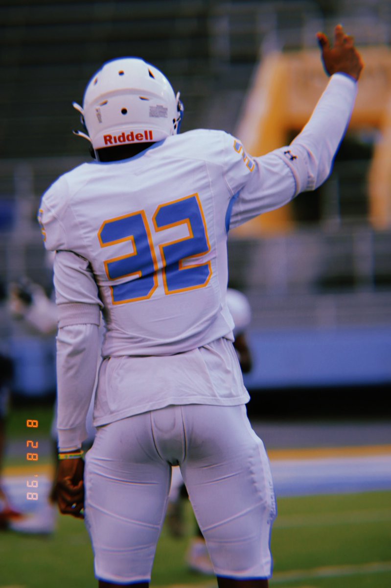 Jlewis_3232's tweet photo. Last ride 🤫‼️ we coming for it all this year 💍 #LLKD #gameweek #352made 📸: @cierra.cphotostre https://t.co/j2wJWS0suE