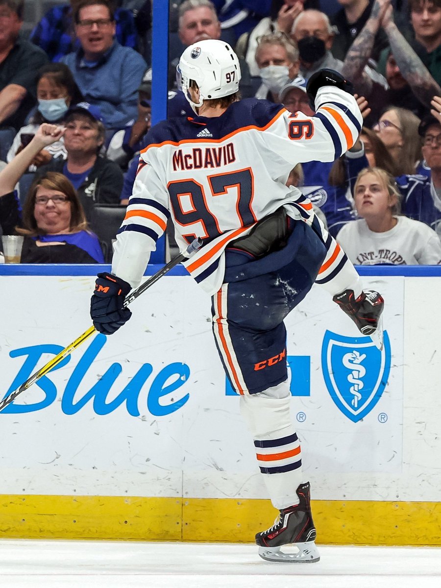 Here's the list of players in NHL history with four Art Ross Trophies, two Hart Memorial Trophies, three Ted Lindsay Awards and five 100-point seasons by age 25. #Oilers

1. Wayne Gretzky

2. Connor McDavid

That's it.