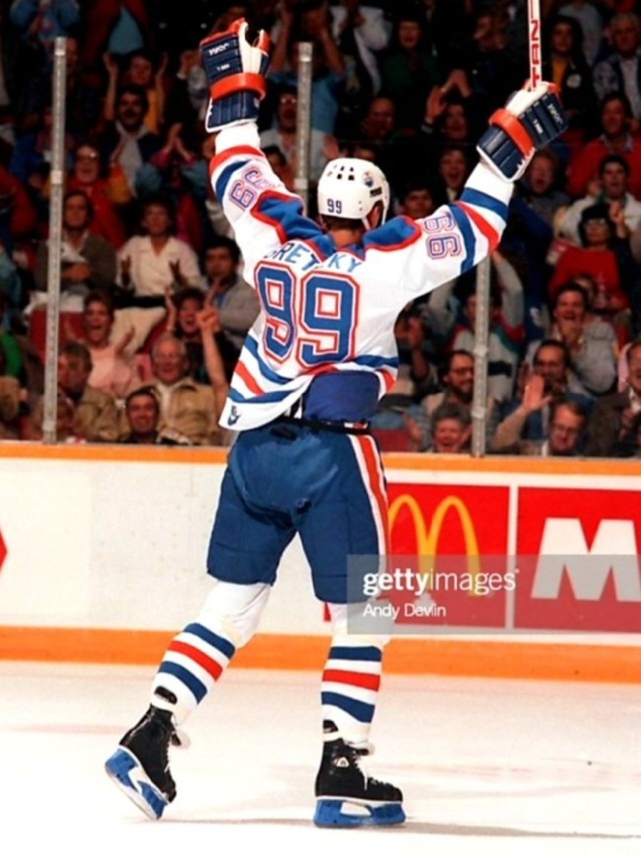 EricJFriesen's tweet photo. Here's the list of players in NHL history with four Art Ross Trophies, two Hart Memorial Trophies, three Ted Lindsay Awards and five 100-point seasons by age 25. #Oilers

1. Wayne Gretzky

2. Connor McDavid

That's it. https://t.co/twoeyfUerN