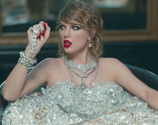 itsmitchswift13's tweet photo. 2009 vs 2022 #VMAs appearances. See the difference? 13 years! Remember the 2009 VMAs issue when KW interrupted Taylor's speech and LWYMMD music video is her response to the bullies. She's giving us so many signs! Reputation #TaylorsVersion is coming?! 😭✨ https://t.co/yjhaT7U35j