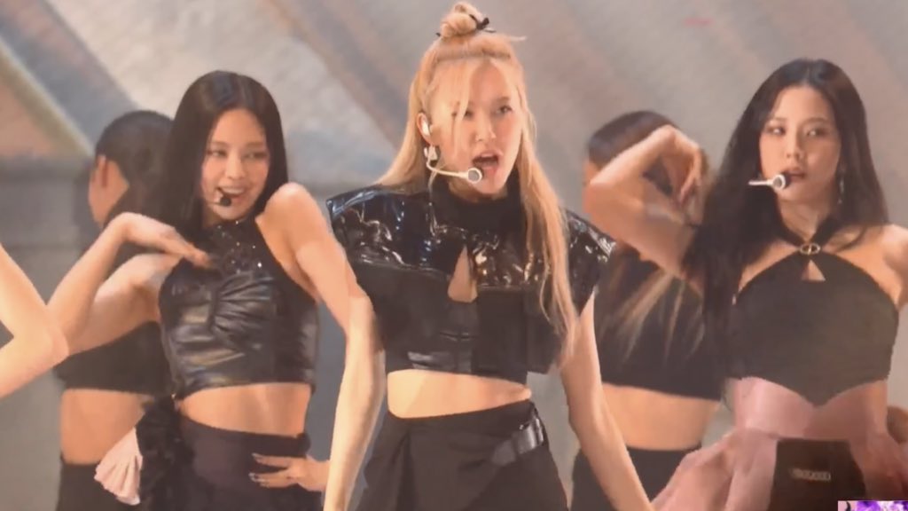 roseannepics's tweet photo. ROSÉ ROCKS THE VMAS https://t.co/ji0EtMrly0
