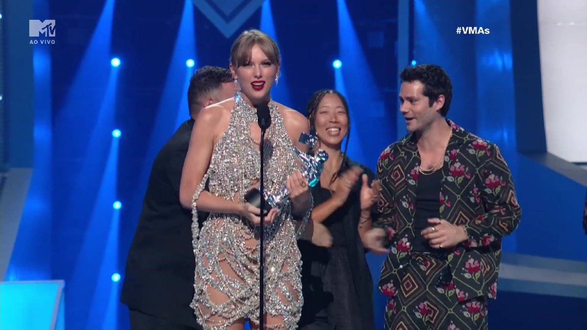 taylorswiftbr's tweet photo. Taylor no palco do #VMAs recebendo o prêmio de "Best Longform Video"! https://t.co/v5rUA5ukZ3