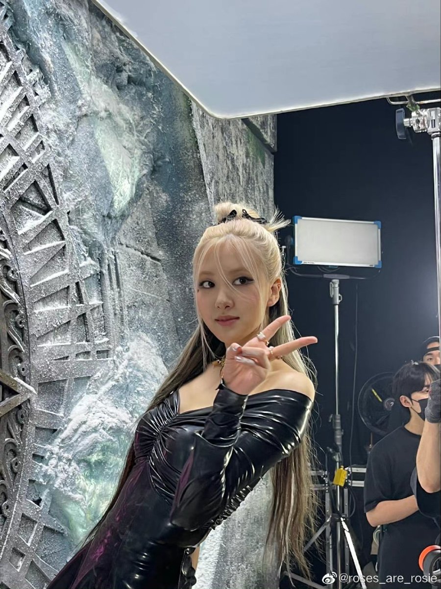 Rose14783111's tweet photo. 动动手指 咱就是说 一整个大漏特漏 不要懒！！！！

ROSÉ ROCKS THE VMAS
#BLACKPINKInYourVMAs https://t.co/dH67AwJDmk