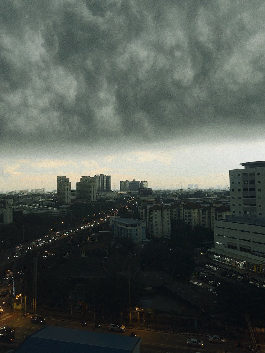 กรุงเทพพังแน่ มองลงไปแล้วมี 2 ทาง

1 ลางาน
2 ลาออก