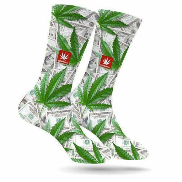 ZeroGravGlass's tweet photo. So good I had to share! Check out all the items I'm loving on @Poshmarkapp #poshmark #fashion #style #shopmycloset #stonerdays: https://t.co/cTua1b53Zo https://t.co/RmEL7CrdsQ