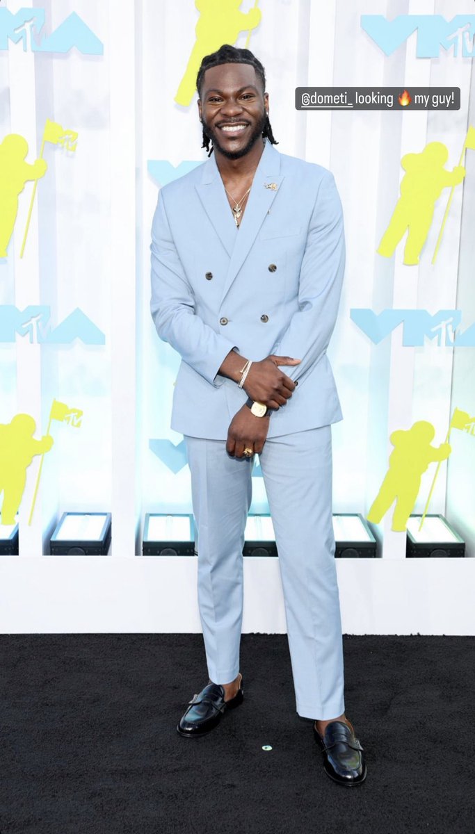WhatsTheWordTV's tweet photo. The homie @Dometi_ looking clean at the #MTVVMAs #VMAs https://t.co/5uUvned8Mi