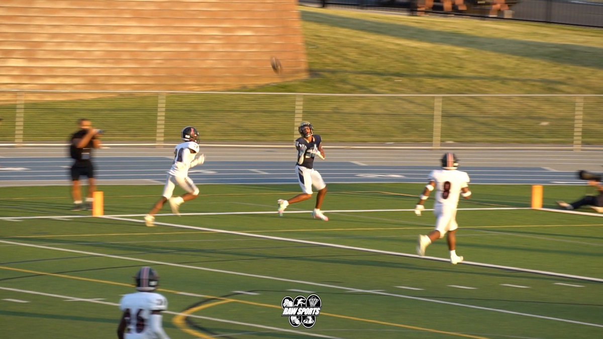 BigStarRawSport's tweet image. TYSHAWN RUSSELL put on a show!! 
155 Yards/8 Catches 
He was very entertaining to watch 🤘🏾👀
CHECK OUT HIS CATCHES youtu.be/cJlZAt3HwM4 

#RawSports #BishopMcdevitt #Football