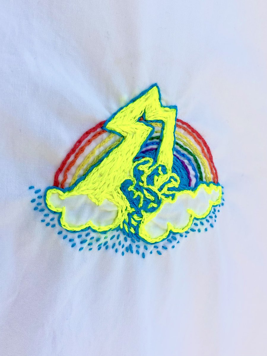 mughiko's tweet photo. 通勤用のスタンドカラーブラウスに
ワンポイント刺繍『虹・テンペスタ』
ちまちまやってみました🌈😬🪡
ちょっと吊ってしまったものの、
なんだか愛着湧いております🤟🤟
#embroidery #handembroidered #standcollar #blouse #rainbow #tempesta https://t.co/jEhuwce9HA