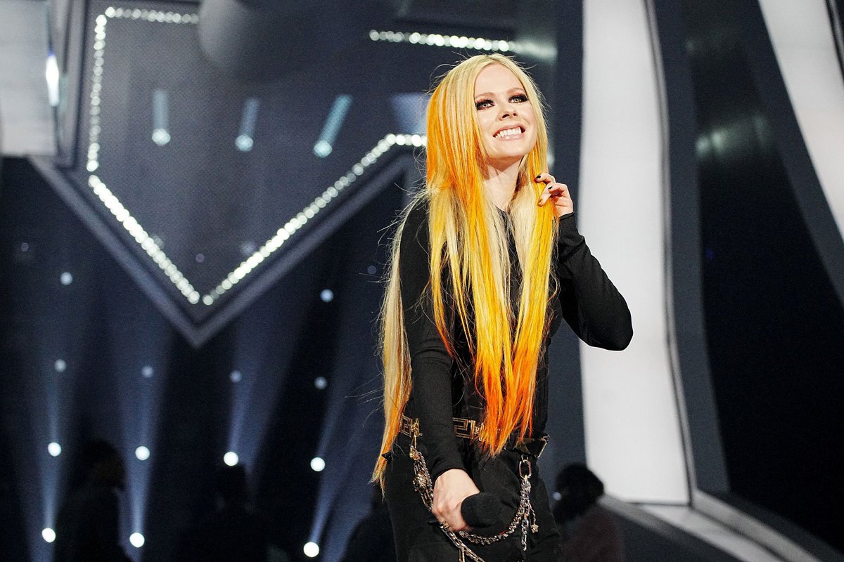 avrilprestige's tweet photo. .@AvrilLavigne presenting on the @vmas. https://t.co/3r5ILswGgZ