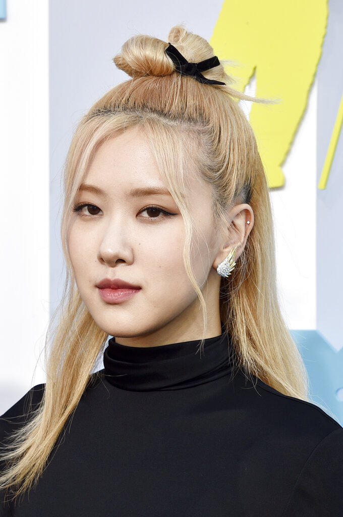 Rose14783111's tweet photo. 吃完早饭 继续刷！

ROSÉ ROCKS THE VMAS
#BLACKPINKInYourVMAs https://t.co/EfY6hkZKWN