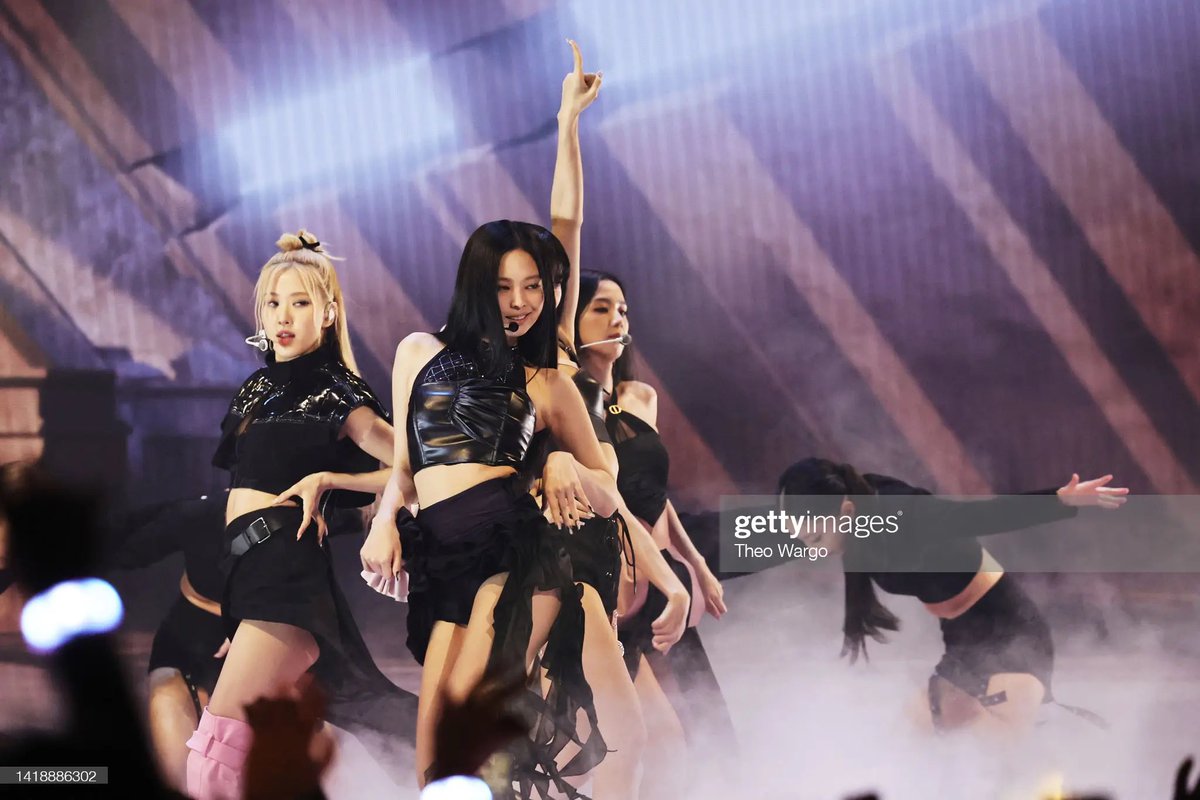 blackpinkbabo's tweet photo. BLACKPINK AT THE VMAS 🖤💖 https://t.co/00H45Mie16